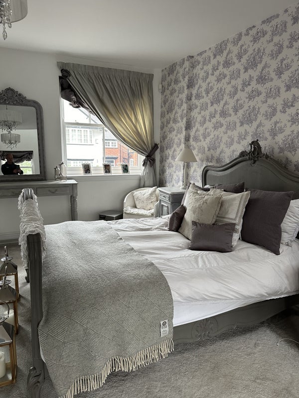 Room Knighton Church Road in Leicester