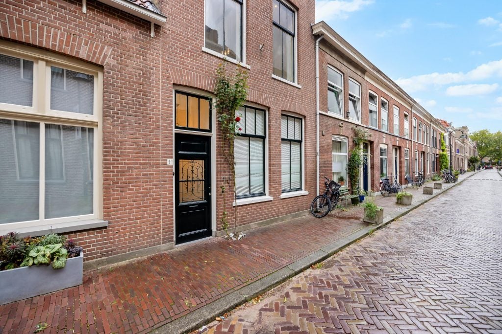 Tussenwoning te koop: Annastraat 1A, Delft