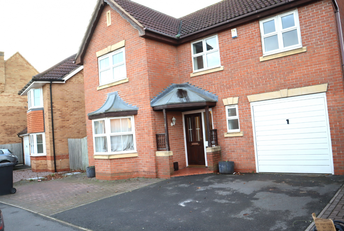 House Heathley Park Drive in Leicester