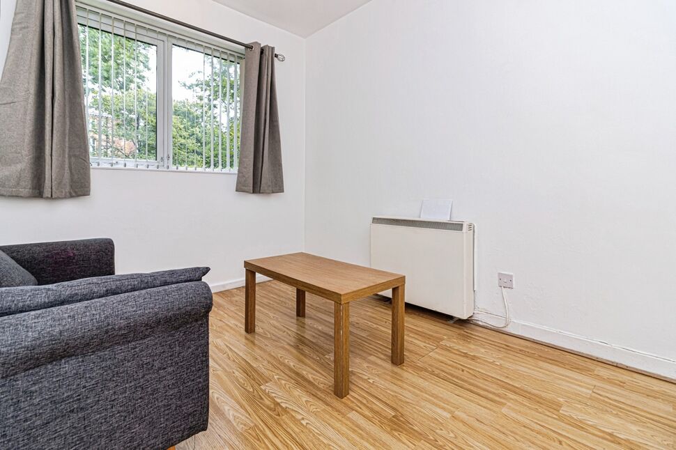 Flat Conyngham Road in Manchester