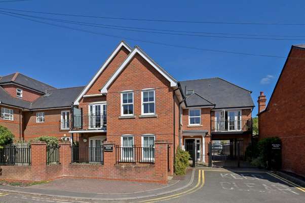 Flat Oram Court in Marlow