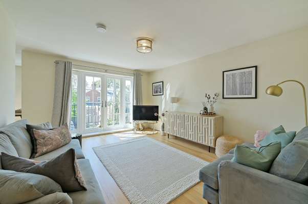 Flat Oram Court in Marlow