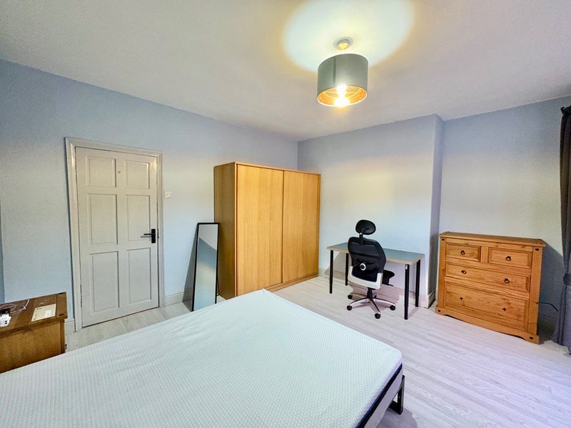 Room Cobham Avenue in Liverpool