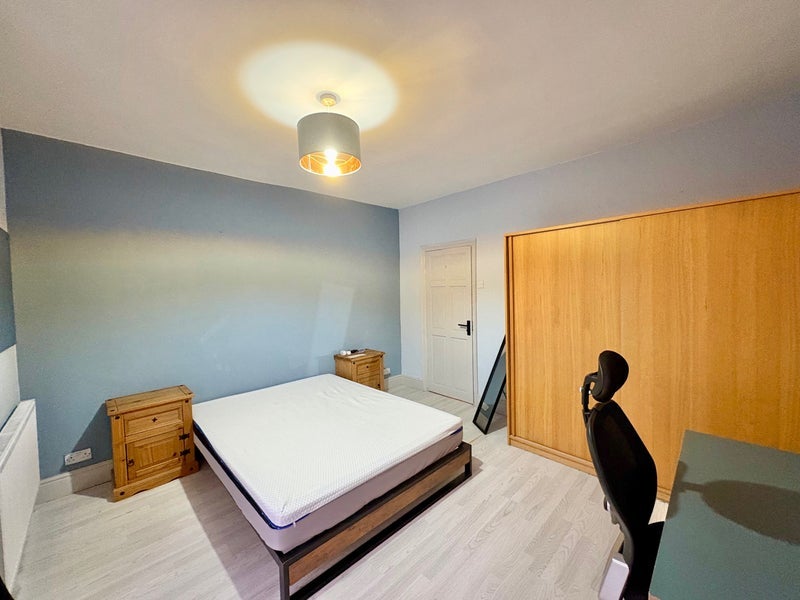 Room Cobham Avenue in Liverpool