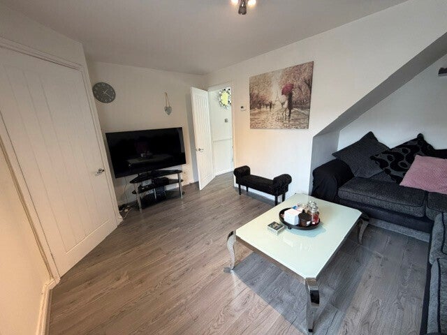 House Prestwick Close in Luton