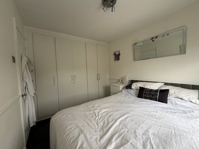 House Prestwick Close in Luton