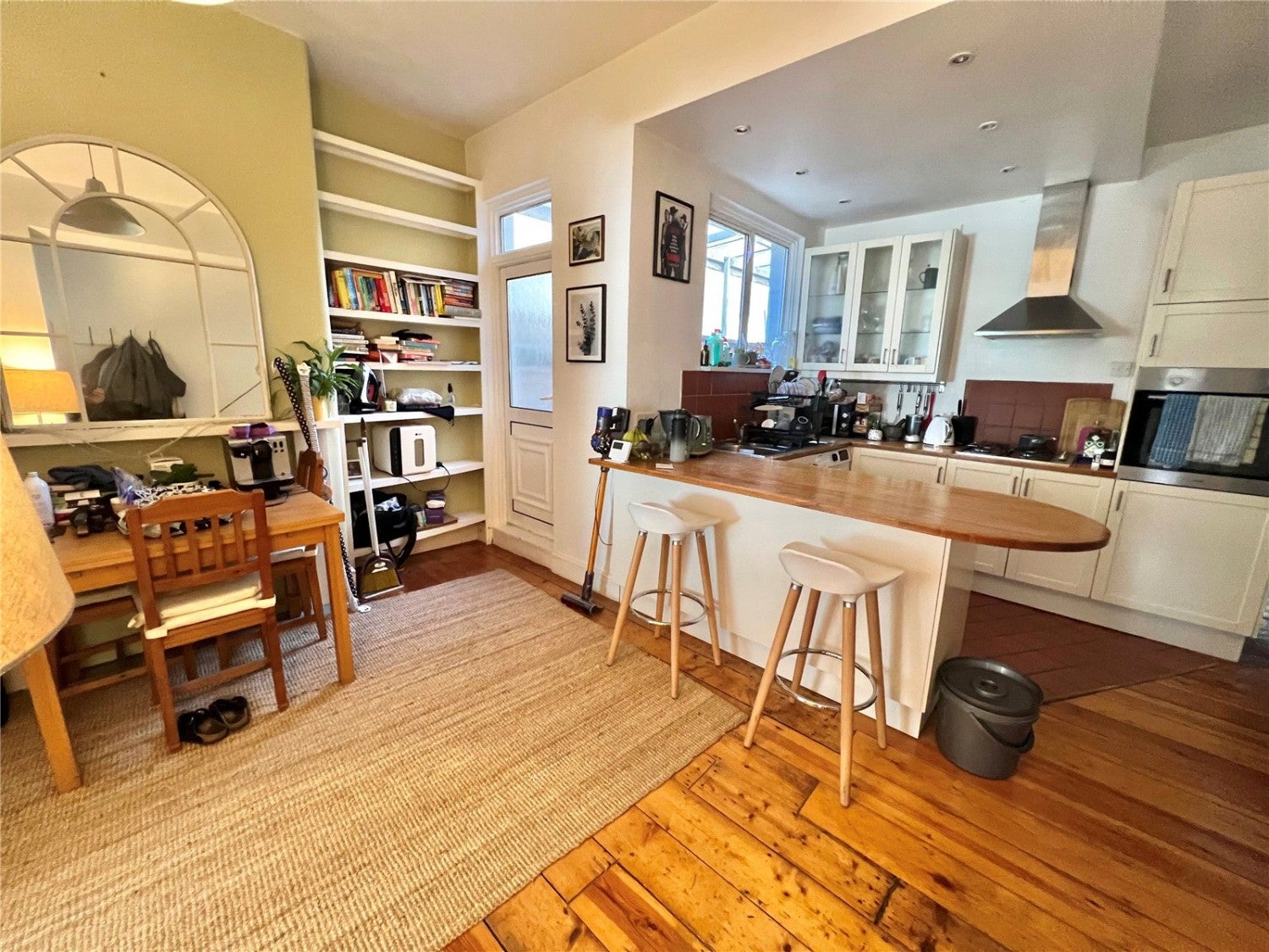 Flat Hardwicke Road in Greater London