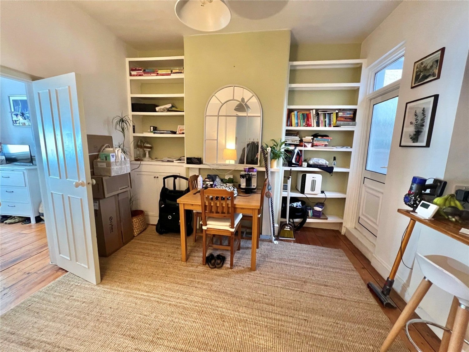 Flat Hardwicke Road in Greater London