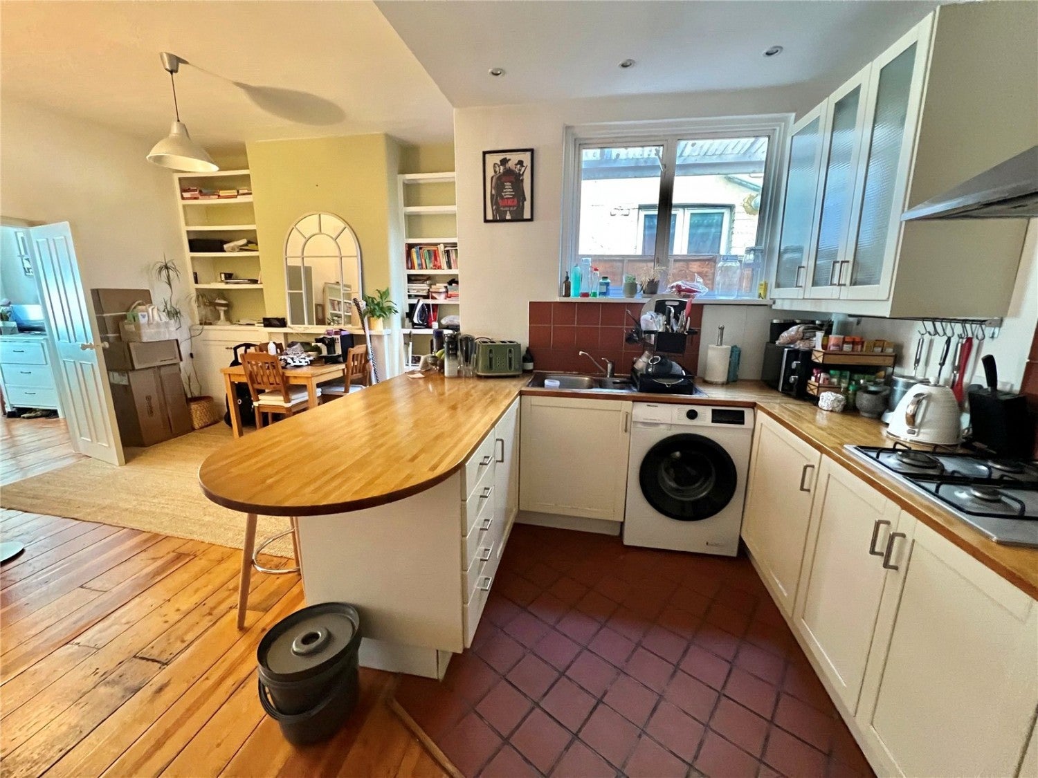 Flat Hardwicke Road in Greater London