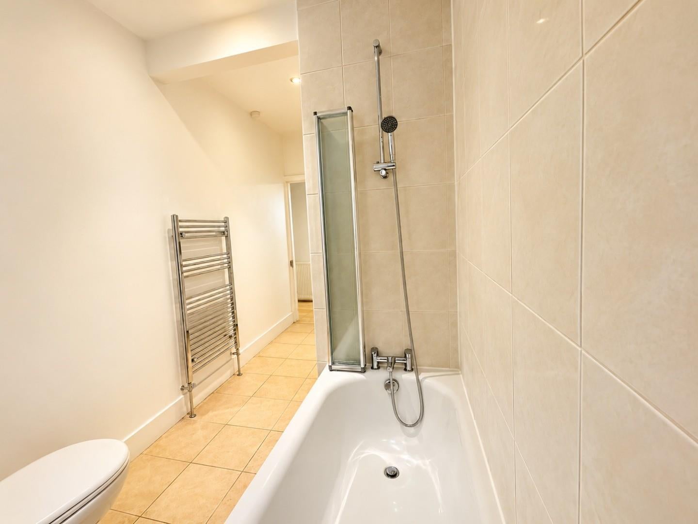 Flat Ulverstone Road in Greater London