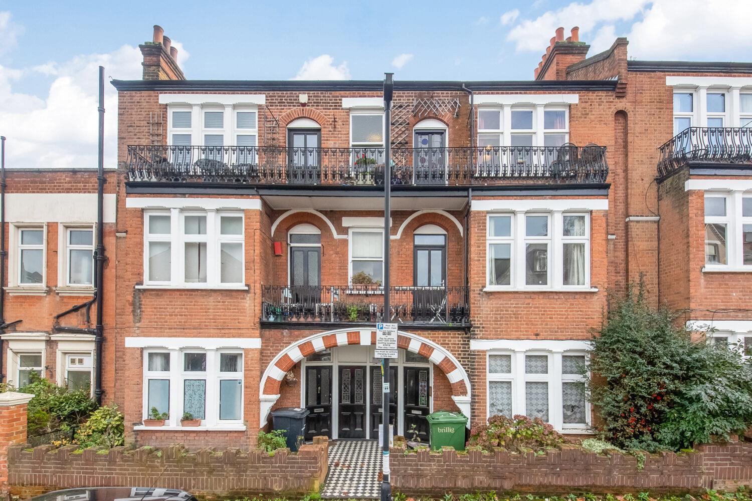 Flat Ulverstone Road in Greater London