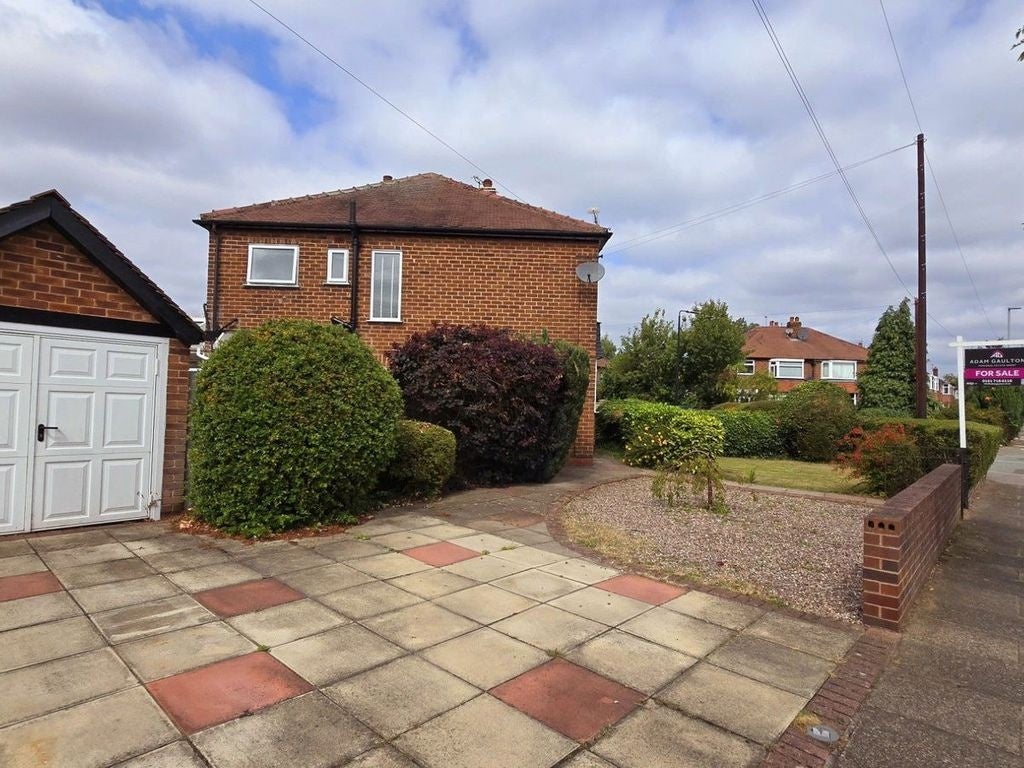 House Parklands Drive in Trafford