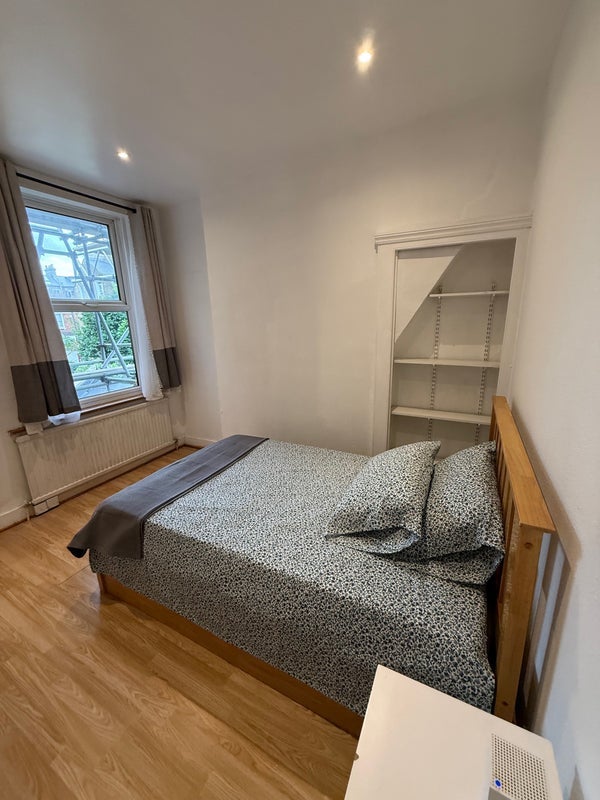 Room Rhodesia Road in Greater London
