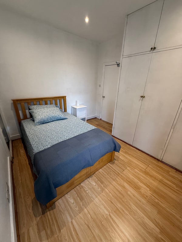 Room Rhodesia Road in Greater London
