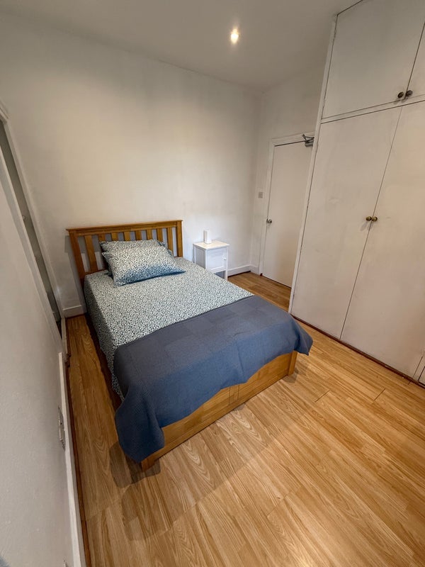 Room Rhodesia Road in Greater London
