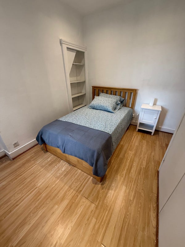 Room Rhodesia Road in Greater London
