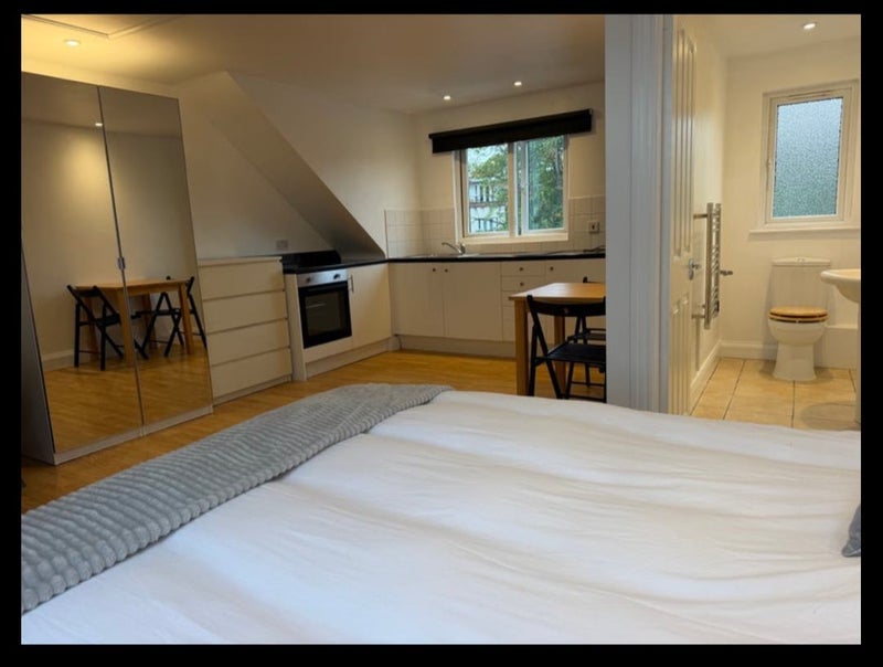 Room Burlington Avenue in Slough