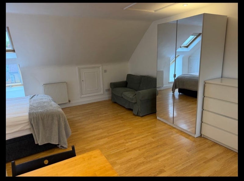 Room Burlington Avenue in Slough
