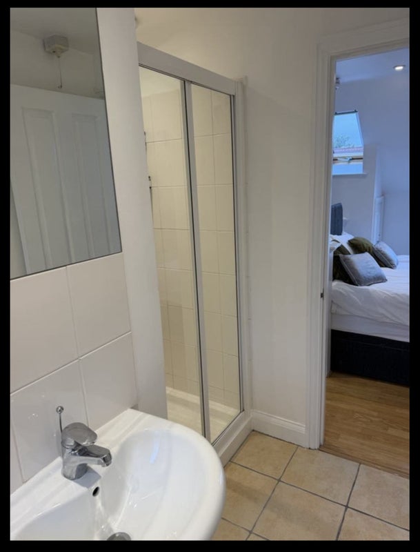 Room Burlington Avenue in Slough