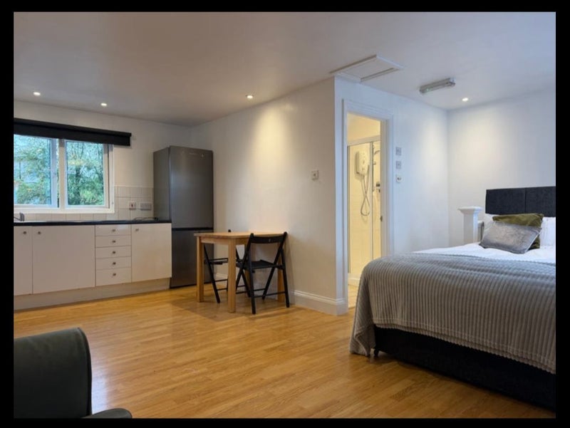Room Burlington Avenue in Slough