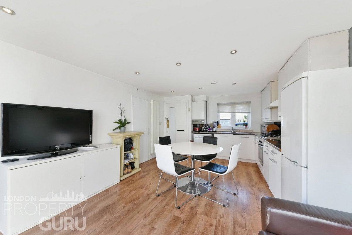 Flat Savill Gardens in Greater London