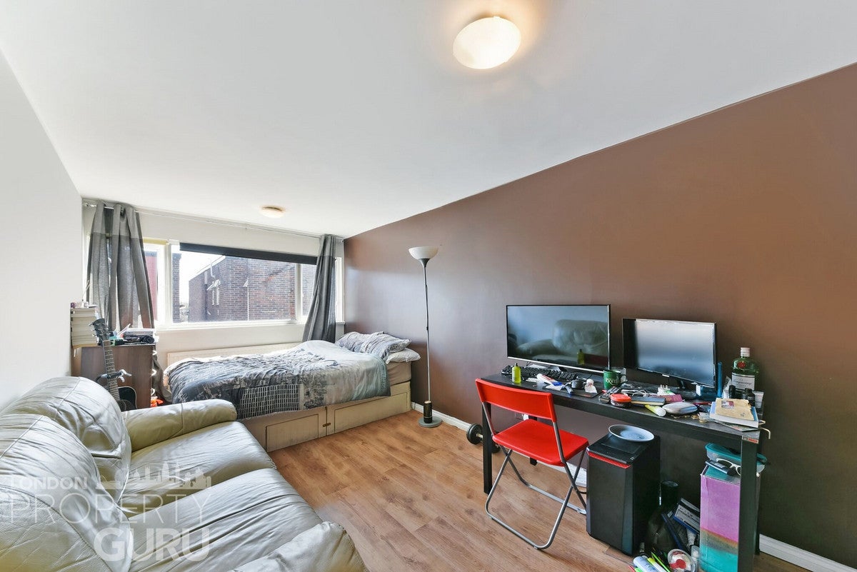 Flat Savill Gardens in Greater London