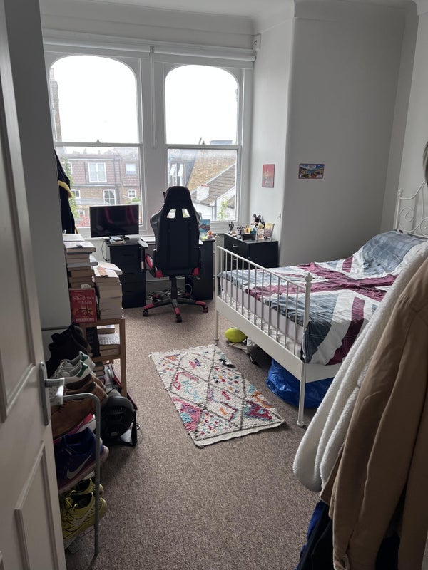 Room Hetley Road in Greater London
