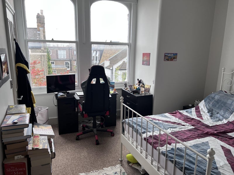 Room Hetley Road in Greater London
