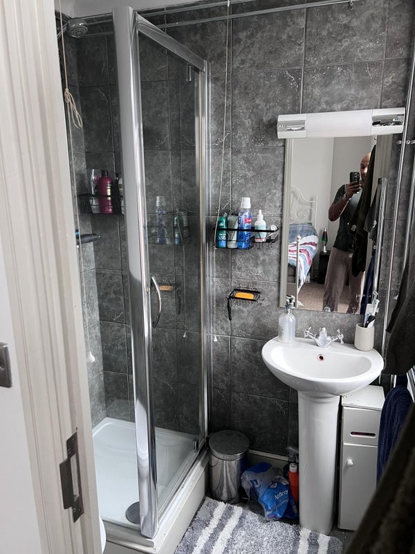 Room Hetley Road in Greater London