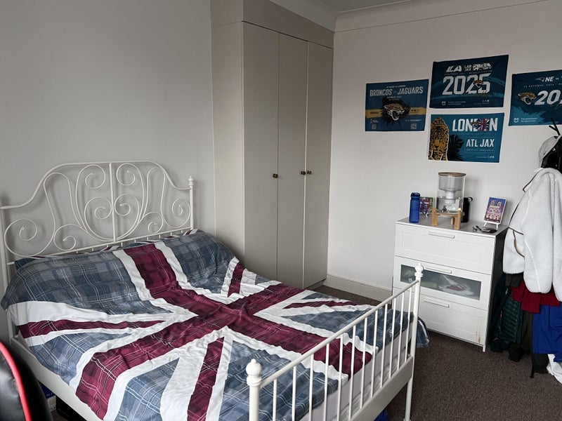 Room Hetley Road in Greater London