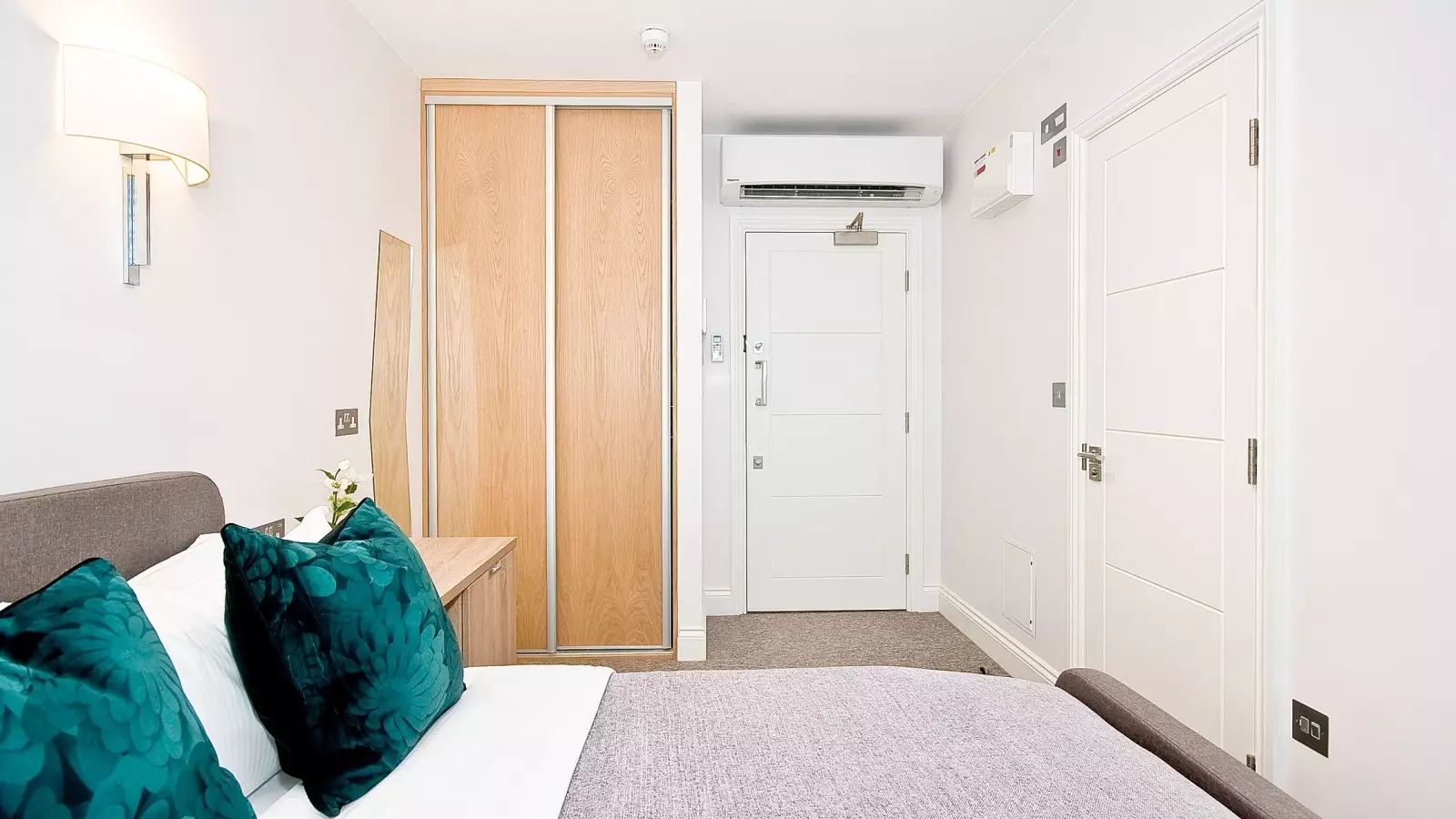 Flat Essex Street in City of Westminster