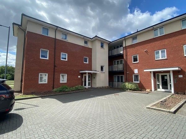 Flat Medici Close in London Borough of Redbridge