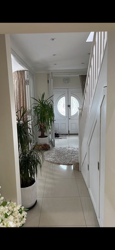 Room Ridge Avenue in Greater London