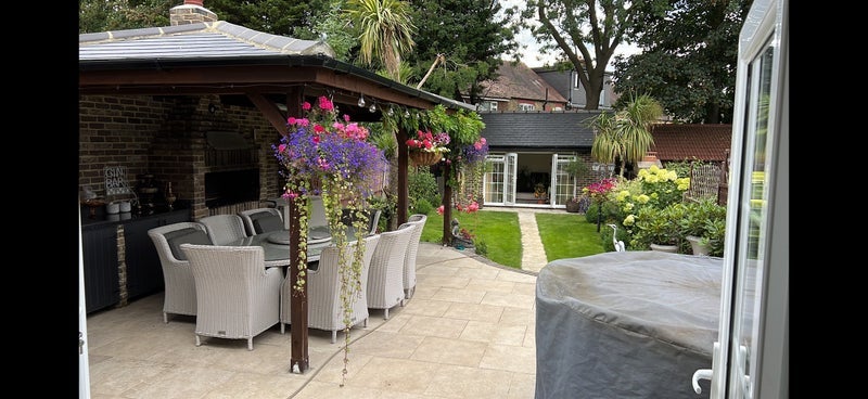 Room Ridge Avenue in Greater London