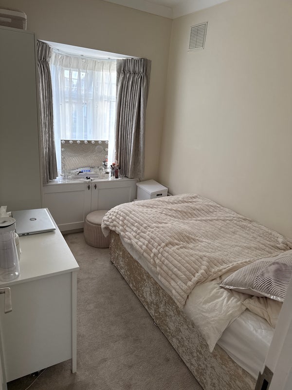 Room Ridge Avenue in Greater London