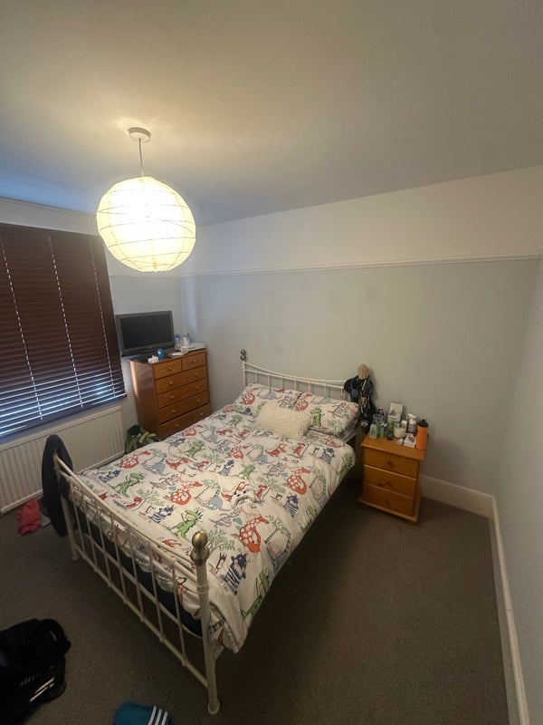 Room Thornbury Road in Greater London