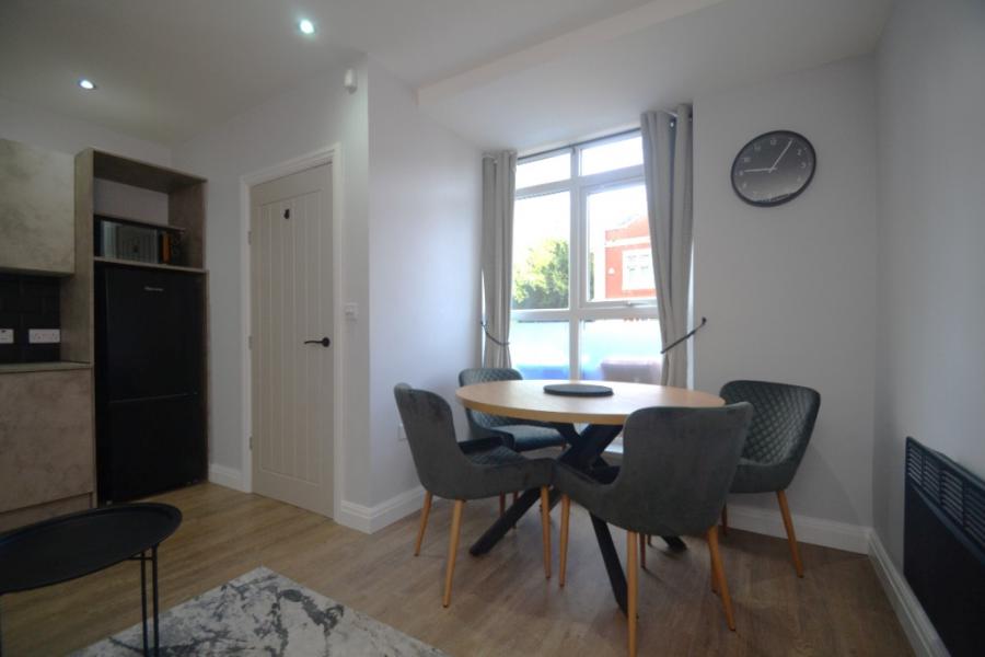 Flat Kingswood Road in Manchester