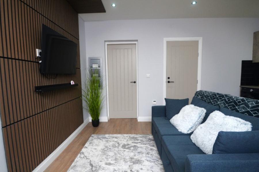 Flat Kingswood Road in Manchester