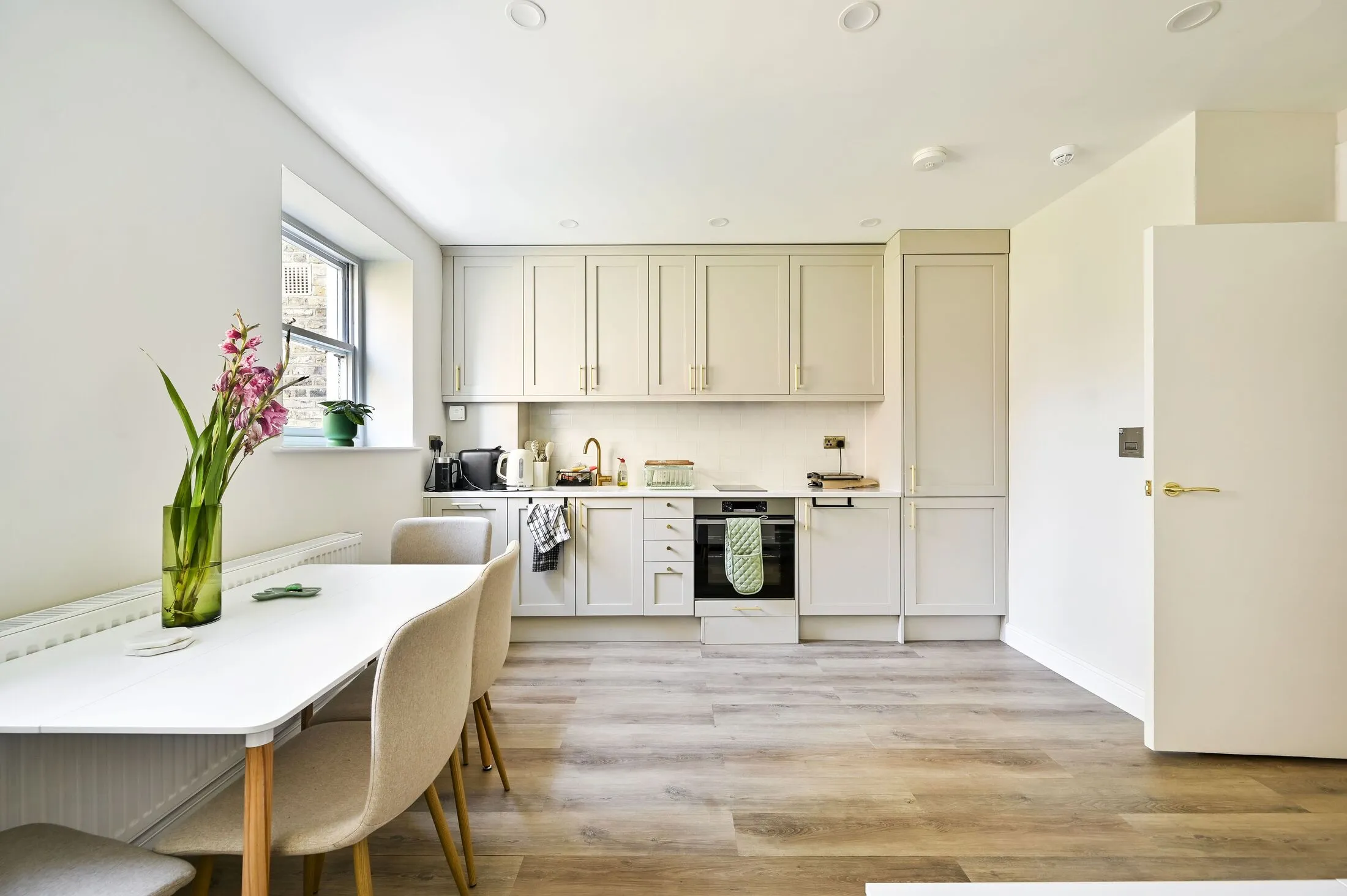 Flat Longridge Road in Greater London