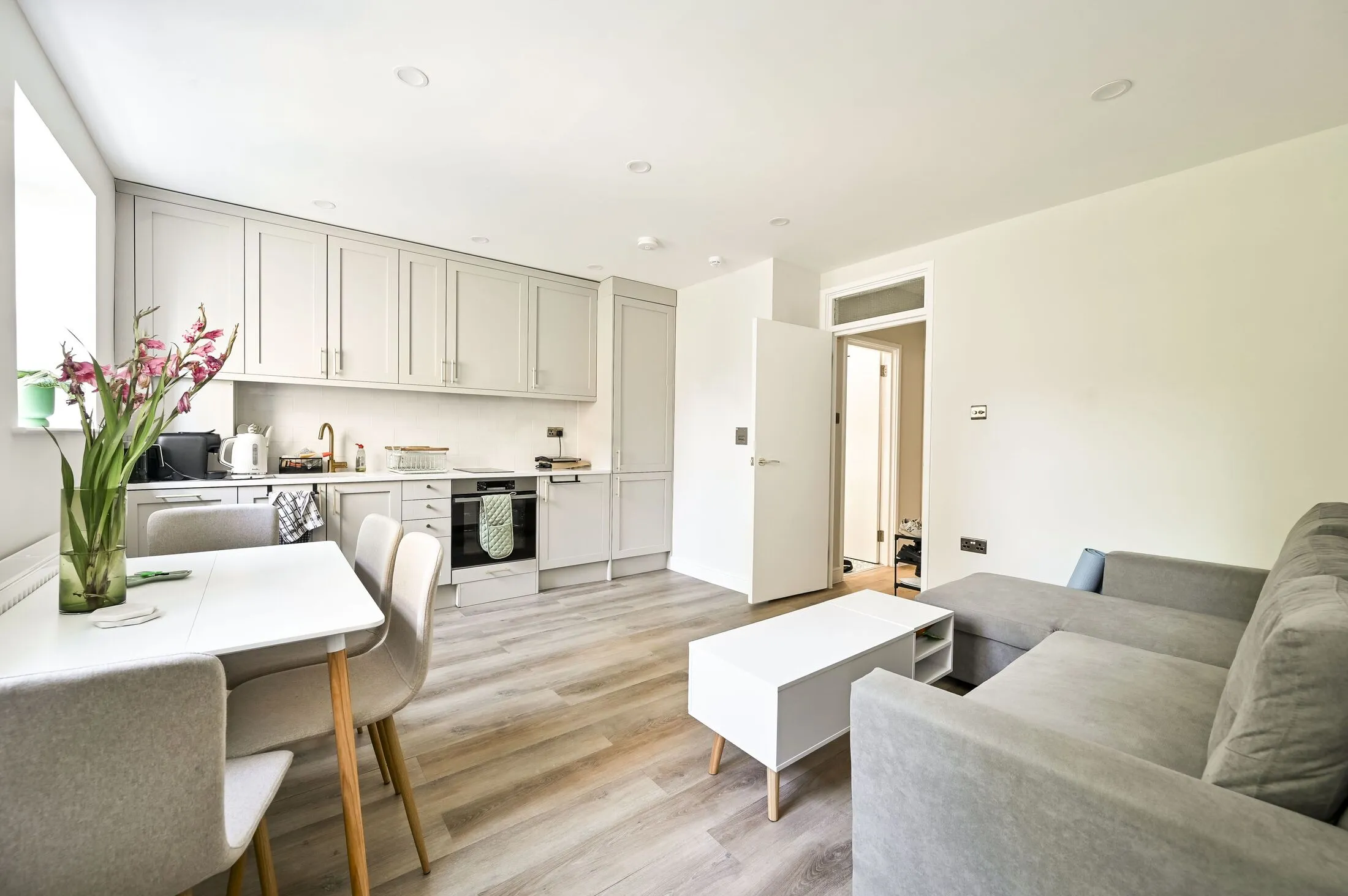 Flat Longridge Road in Greater London