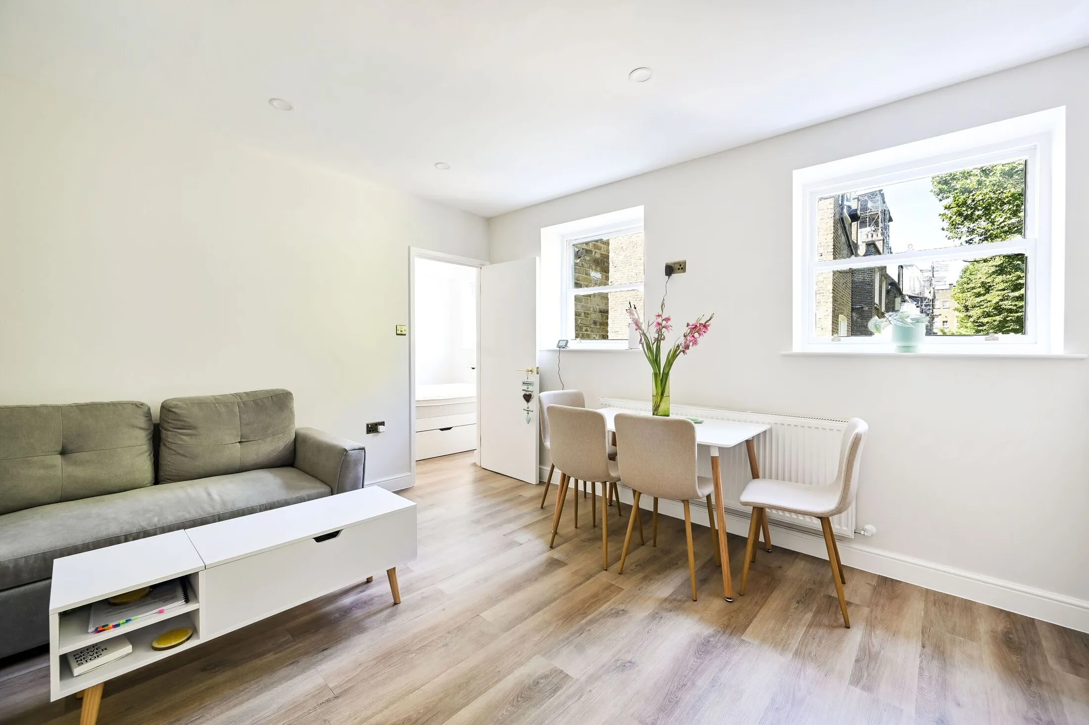 Flat Longridge Road in Greater London