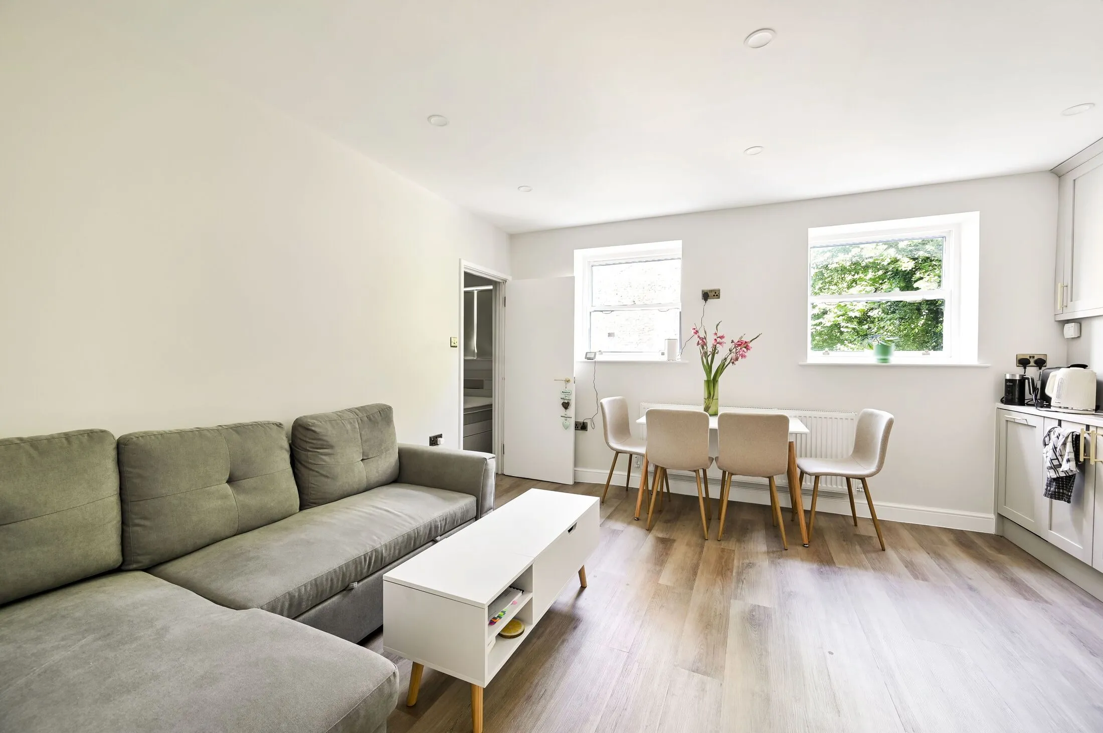 Flat Longridge Road in Greater London