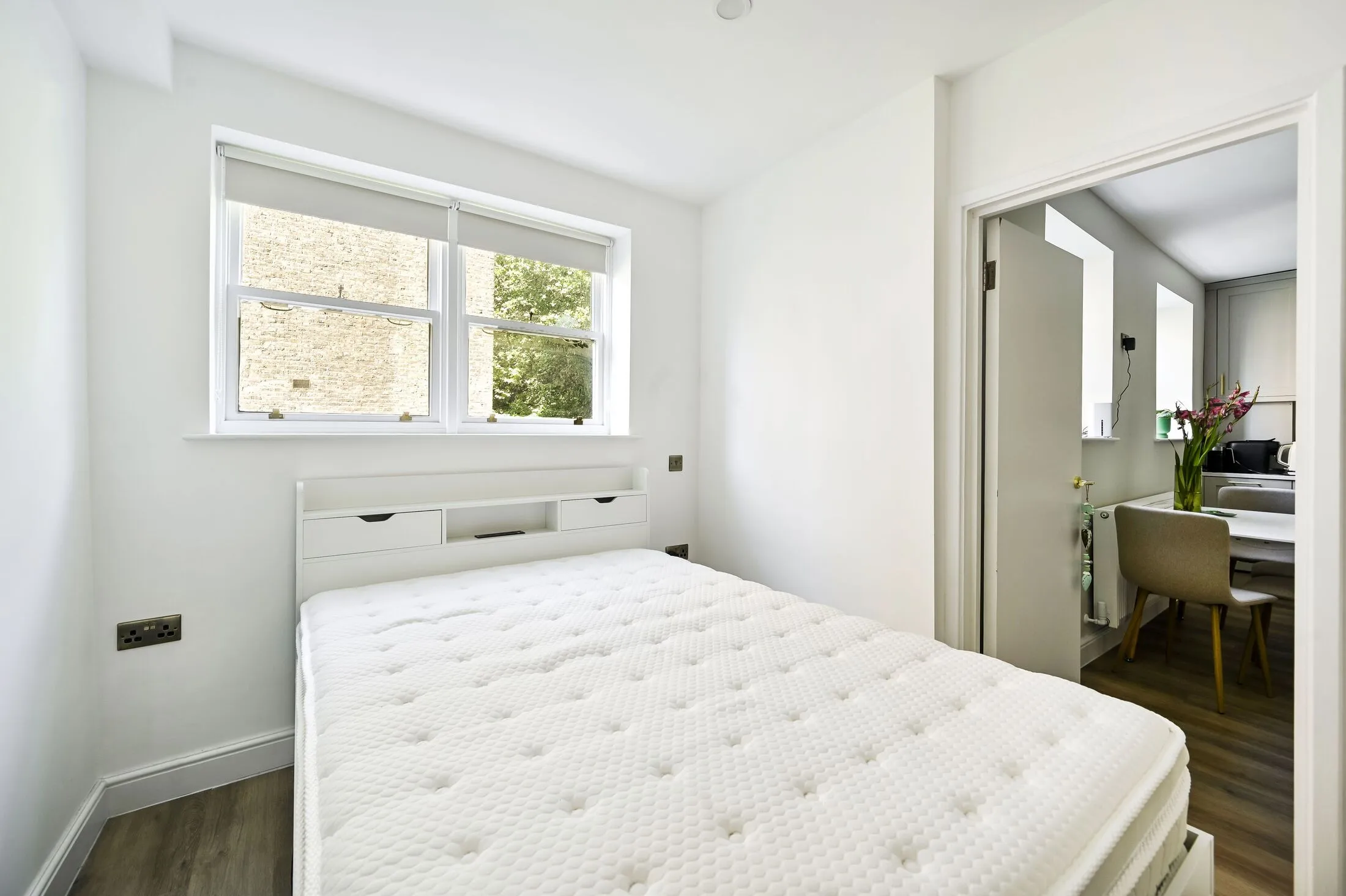 Flat Longridge Road in Greater London
