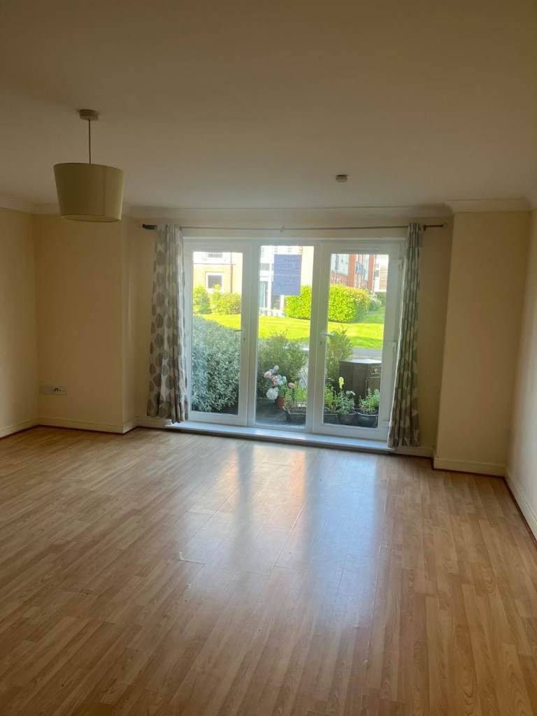 Flat Craigielea Road in Duntocher