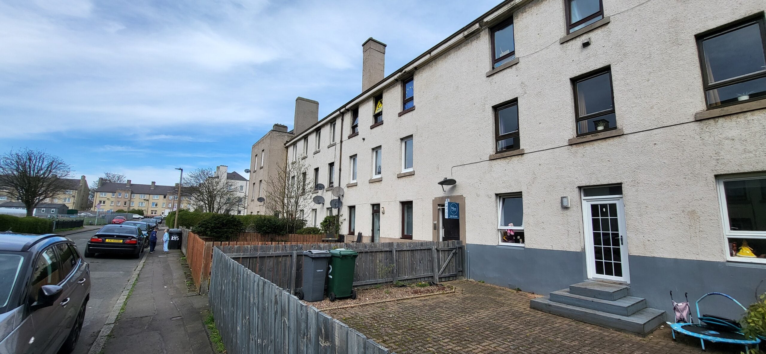 Flat Loaning Crescent in City of Edinburgh