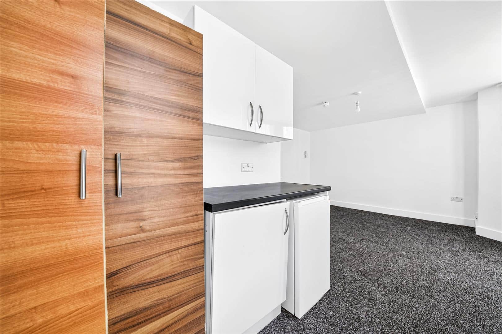Room Holmwood Road in Greater London