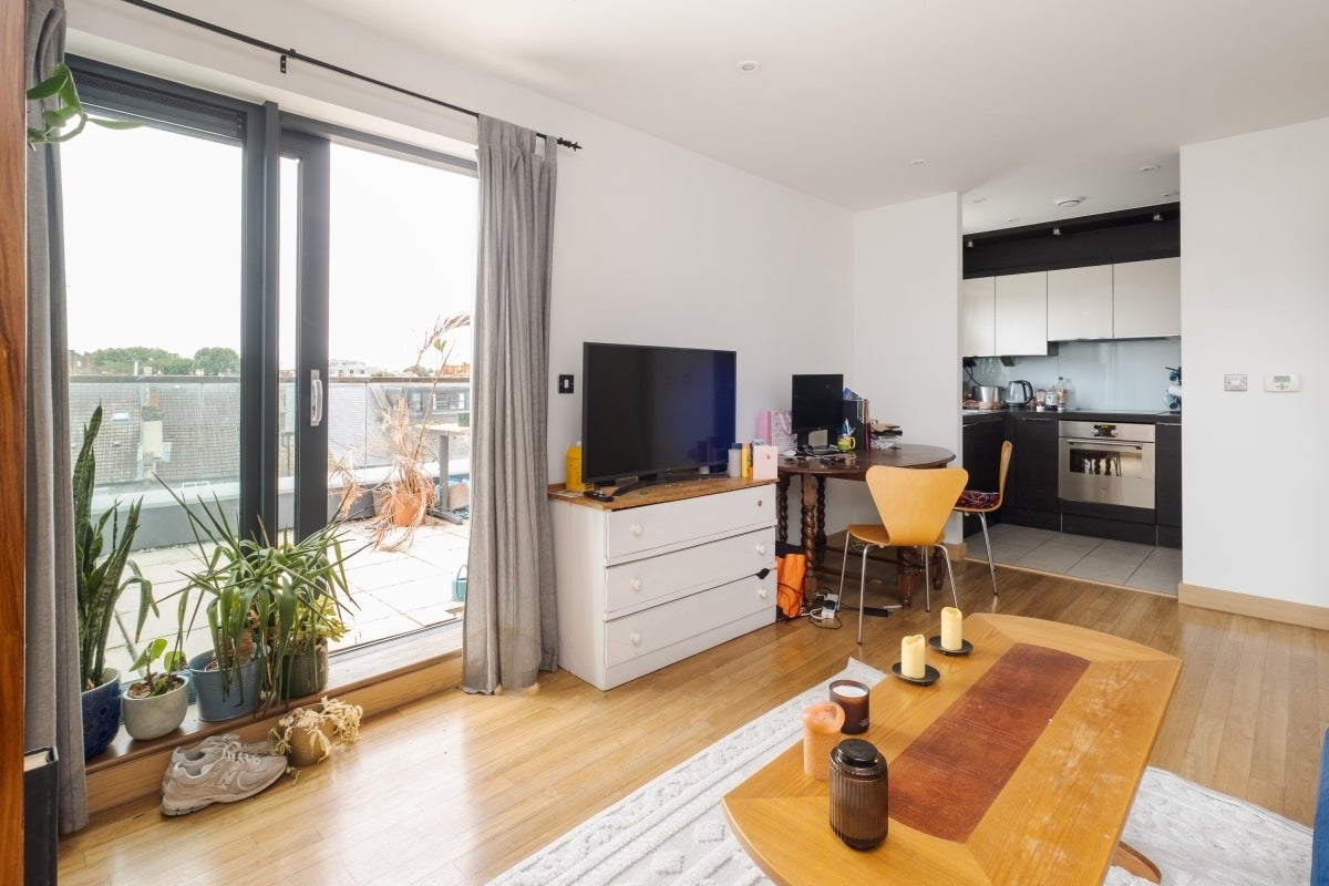 Flat Drayton Park in Greater London