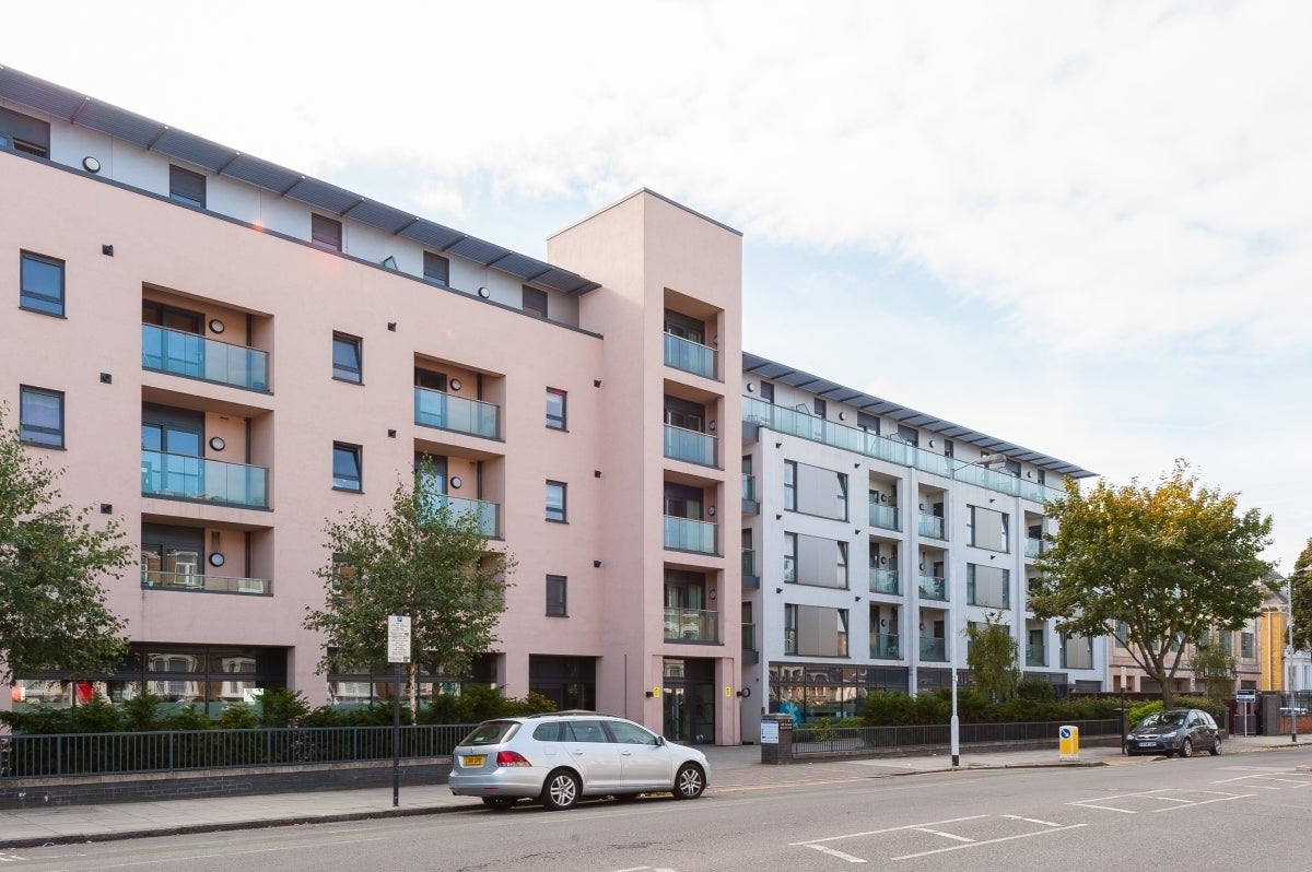 Flat Drayton Park in Greater London