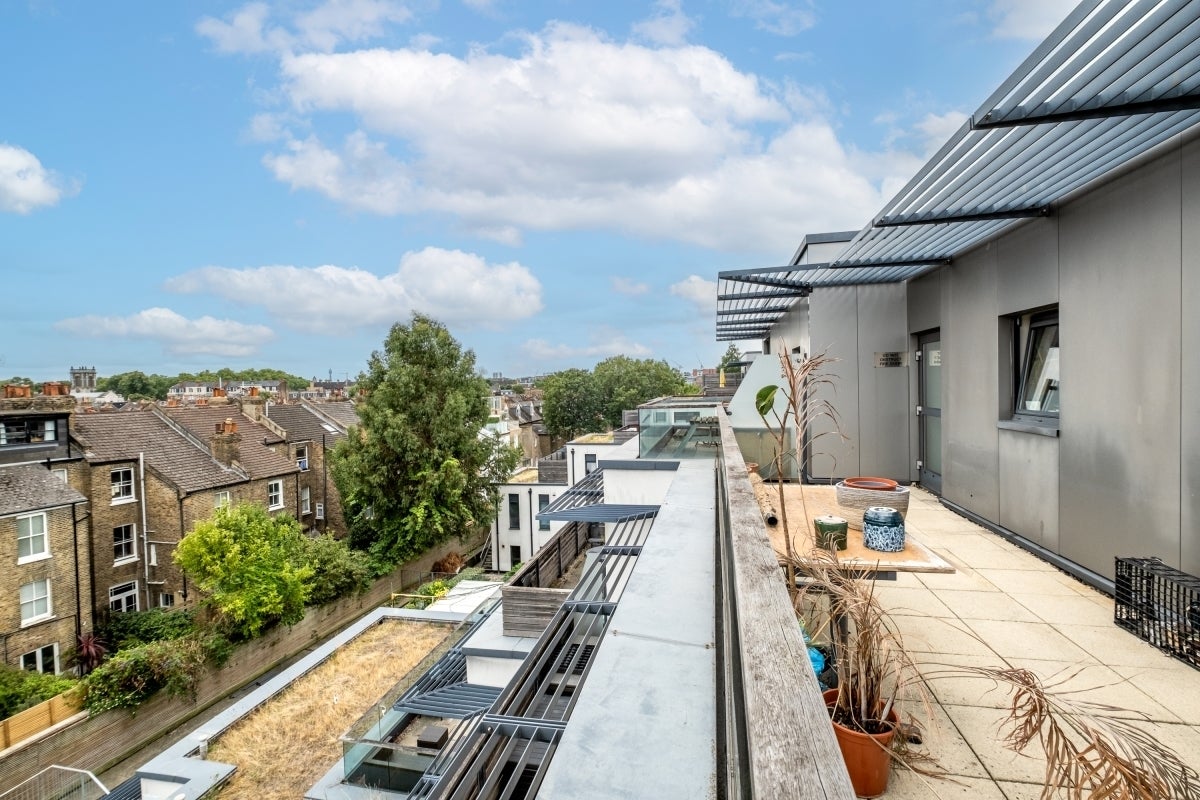 Flat Drayton Park in Greater London