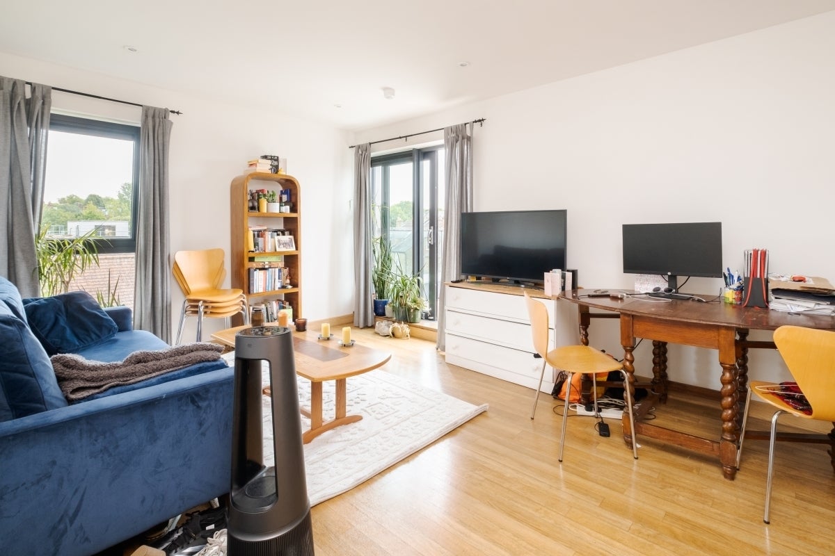 Flat Drayton Park in Greater London